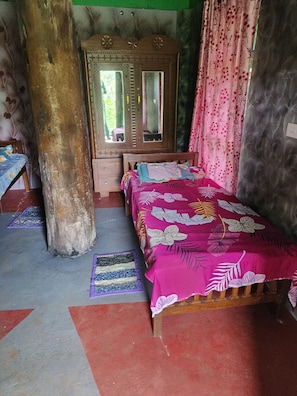 8 bedrooms, bed sheets - Forest home where elephants roam (Seethathode)