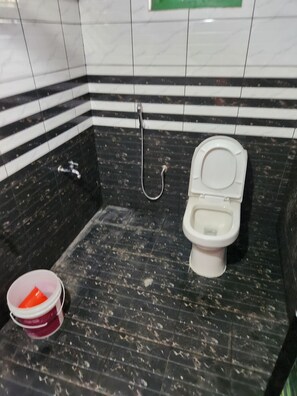 Douche, serviettes fournies, savon, papier toilette