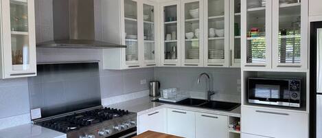 Køleskab, mikrobølgeovn, ovn, kogeplade