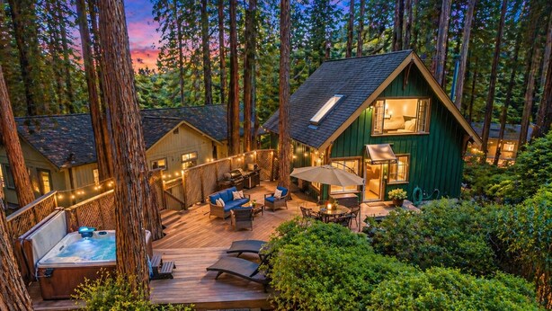 A cabin with a deck, outdoor seating, and a hot tub. - Guerneville~Hot Tub~Fenced Yard~Dog Friendly~Russian River~Cabin~Fern Woods (Guerneville)