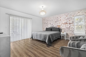 5 slaapkamers, een strijkplank/strijkijzer, reisbedje, gratis wifi