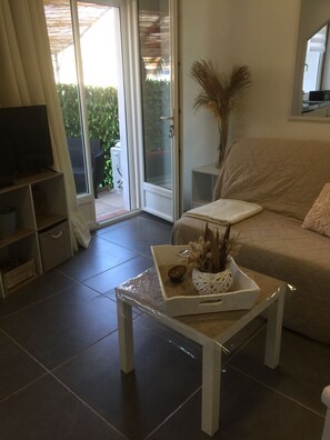 TV - Joli Studio rdc Avec Jardin Privé et Ombragé (LE CANNET DES MAURES)