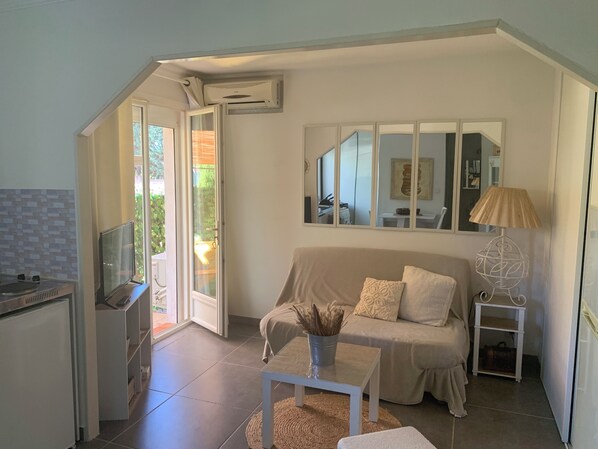 TV - Joli Studio rdc Avec Jardin Privé et Ombragé (LE CANNET DES MAURES)