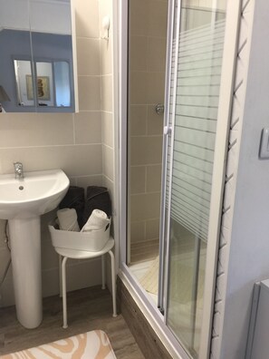 Douche, séchoir à cheveux, serviettes fournies