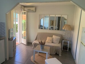 TV - Joli Studio rdc Avec Jardin Privé et Ombragé (LE CANNET DES MAURES)