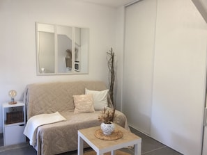 1 bedroom, iron/ironing board, WiFi, bed sheets - Joli Studio rdc Avec Jardin Privé et Ombragé (LE CANNET DES MAURES)