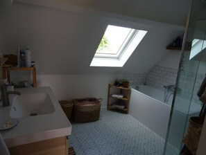 Sèche-cheveux, serviettes fournies, savon, shampoing