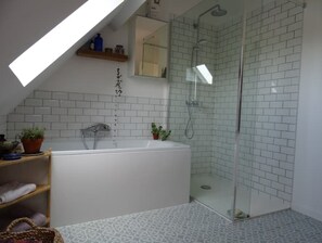Secadora de cabello, toallas, jabón, shampoo
