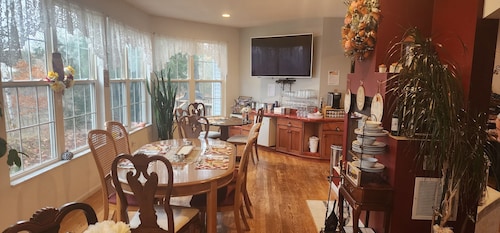 Happy Days and Nights -Sunset House- A 4 bedroom mansion close to skiing.