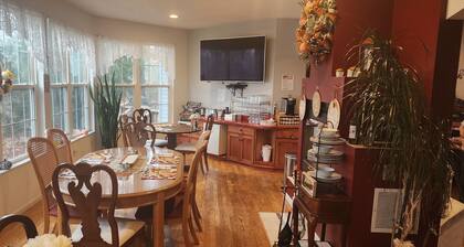 Happy Days and Nights -Sunset House- A 4 bedroom mansion close to skiing.