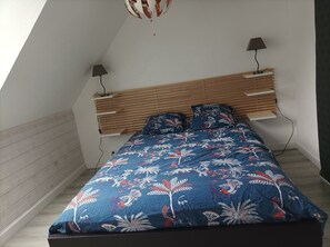 2 bedrooms, desk, free WiFi, bed sheets