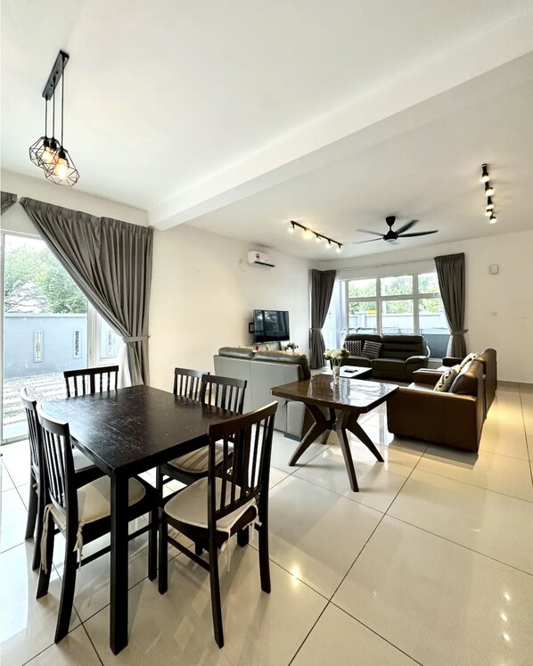 Deluxe Villa | Living area | 50-inch Smart TV with digital channels, Netflix, streaming services - Hom Villa 16-25 pax (Bandar Penawar)