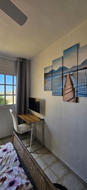 1 soverom, skrivebord, strykejern/-brett og reiseseng for barn