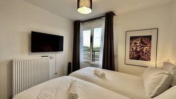 2 bedrooms, iron/ironing board, travel crib, WiFi (free)