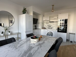 Køleskab, mikrobølgeovn, ovn, kogeplade