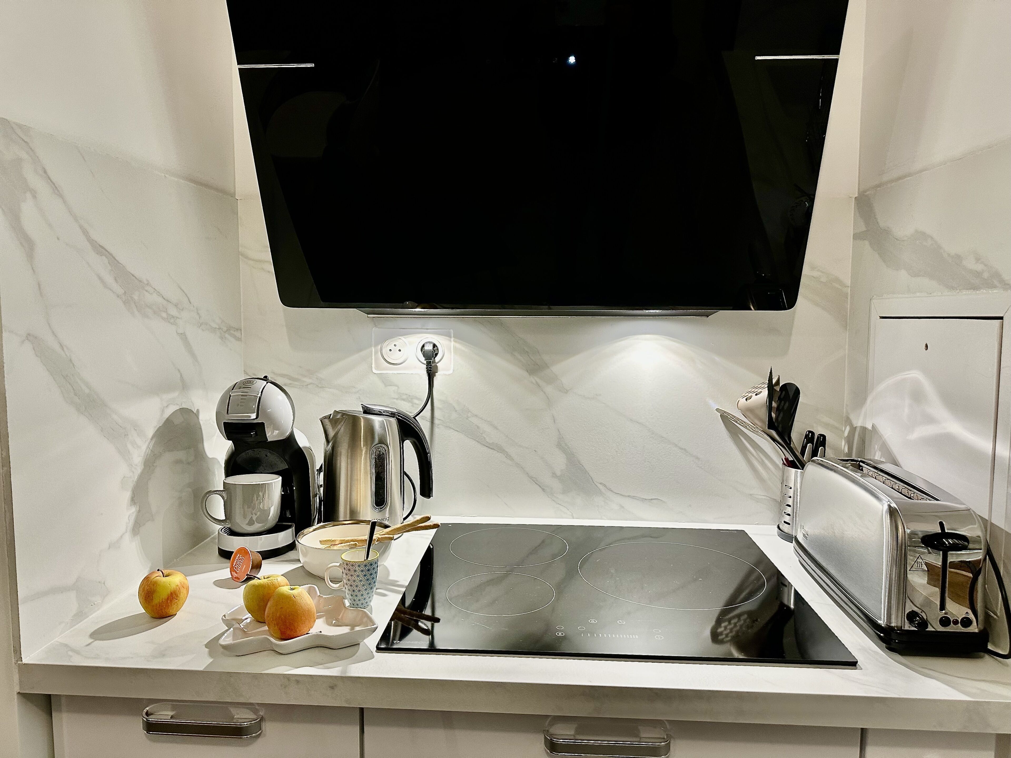 Refrigerador, microondas, horno, placa de cocina