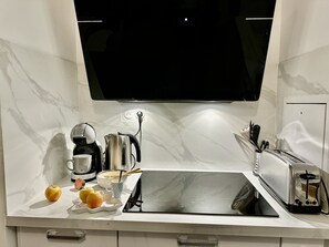 Frigorifero, microonde, forno, piano cottura
