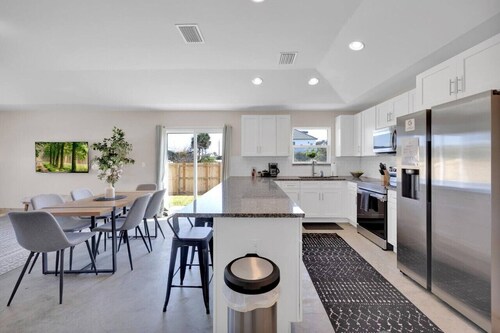 3 minute walk to the beach, outdoor shower, pet friendly, close to downtown