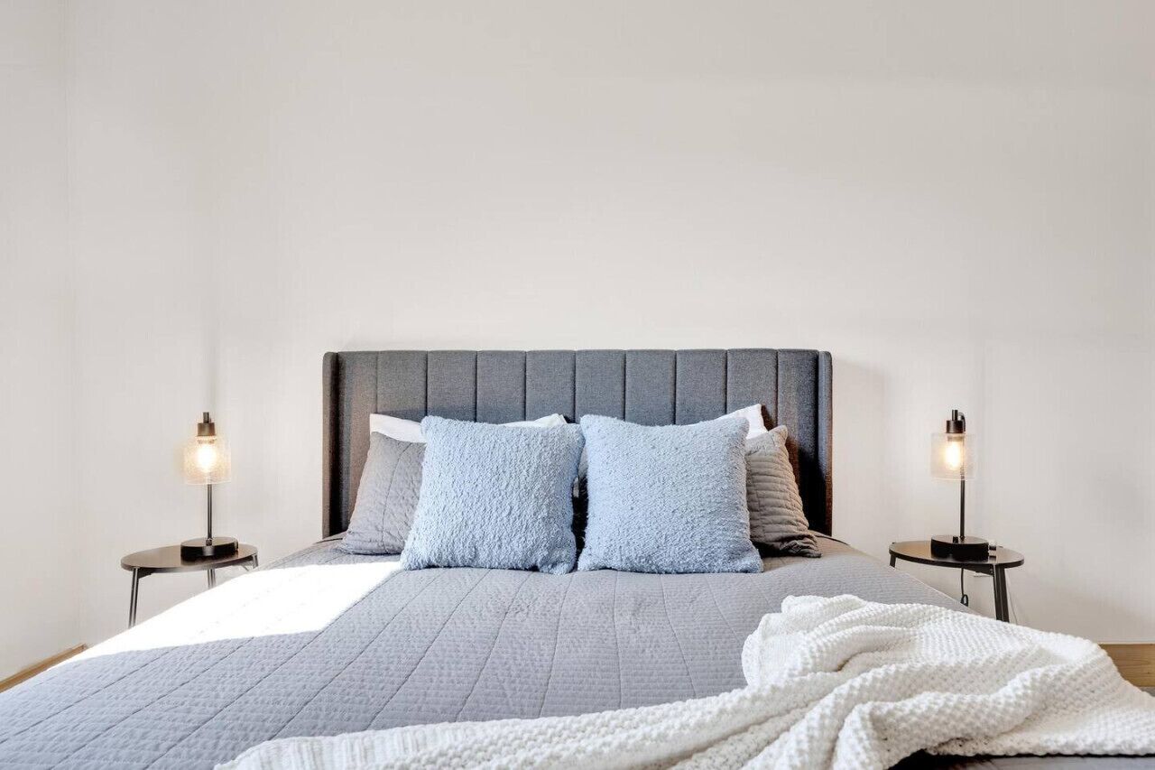 3 habitaciones, escritorio y tabla de planchar con plancha 