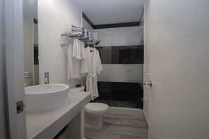 Doccia, asciugacapelli, asciugamani, sapone