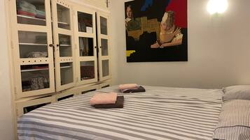 1 dormitorio, tabla de planchar con plancha, wifi gratis y ropa de cama