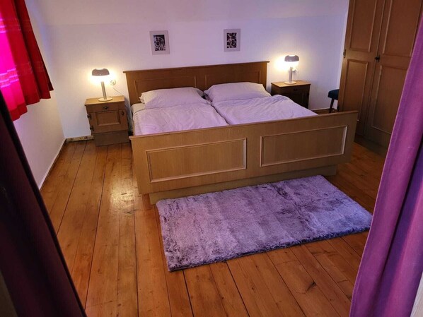 3 bedrooms, desk, iron/ironing board, Internet