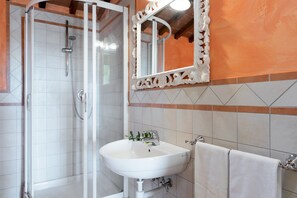 Dusche, Haartrockner, Bidet, Handtücher
