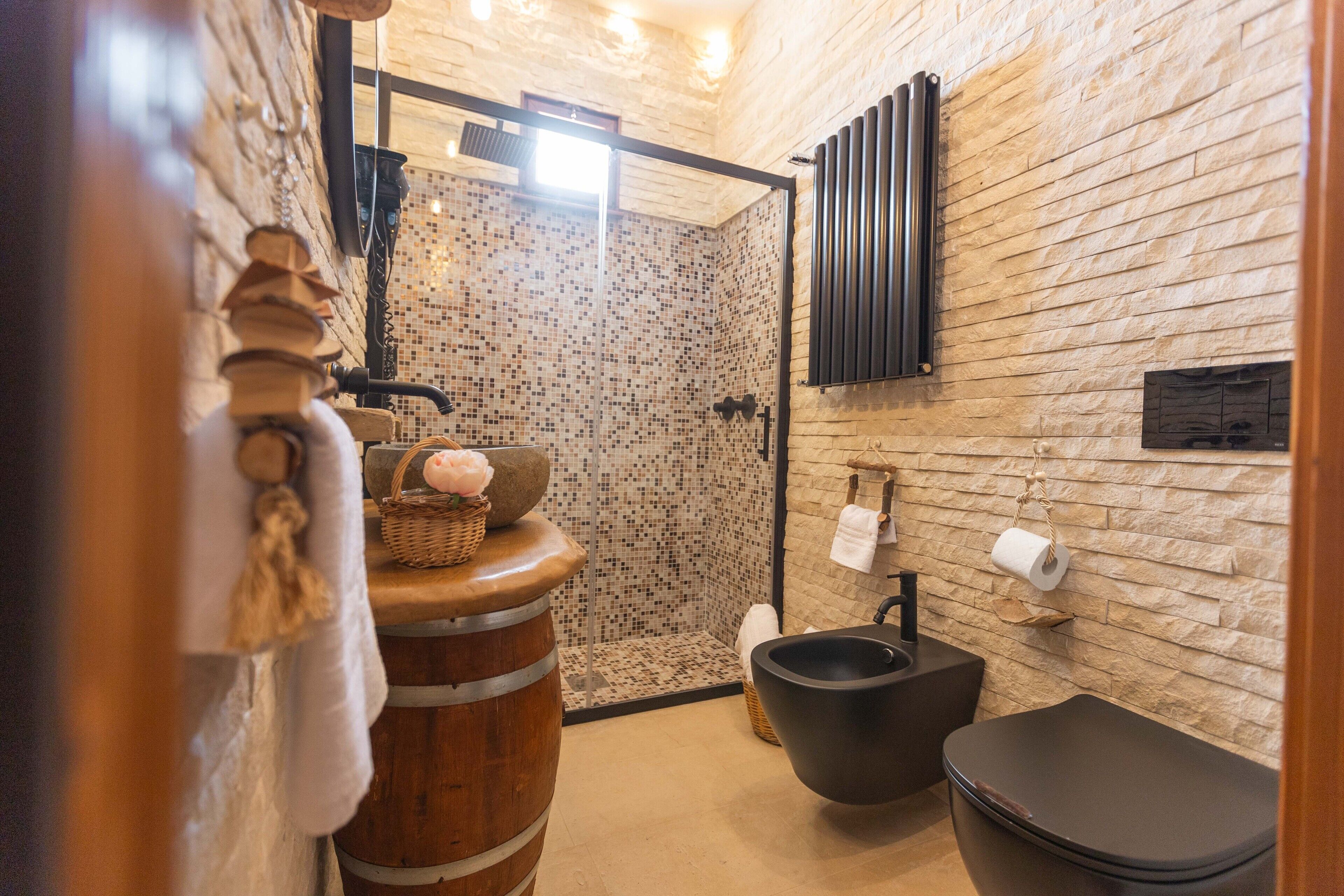 Doccia, asciugacapelli, bidet, asciugamani