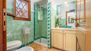 Dusche, Haartrockner, Bidet, Handtücher