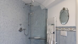 Shower, jetted bath, hair dryer, bidet - Villa Eden 8, Emma Villas (Ispra)