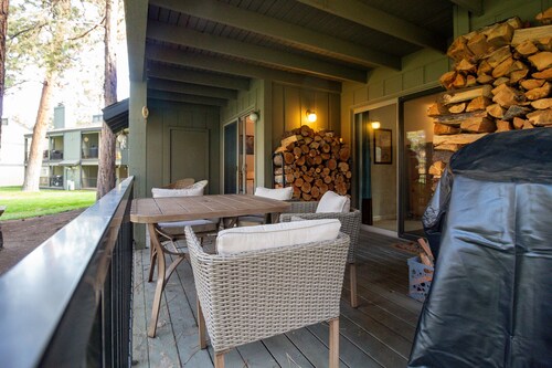 Fourth Sisters Escape sleeps 6 ground level condo w/ community pool and spa