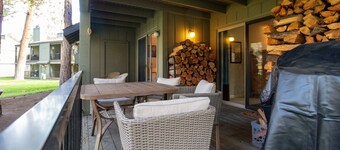 Fourth Sisters Escape sleeps 6 ground level condo w/ community pool and spa