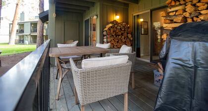 Fourth Sisters Escape sleeps 6 ground level condo w/ community pool and spa