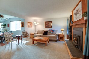 TV, fireplace