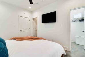 1 bedroom, iron/ironing board, WiFi, bed sheets - Jazz House/King Bed/Cozy and Clean/Instant Book (Lafayette)