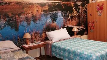 Habitación con 2 camas individuales, 2 camas individuales, balcón, vista al jardín | Wifi gratis y ropa de cama