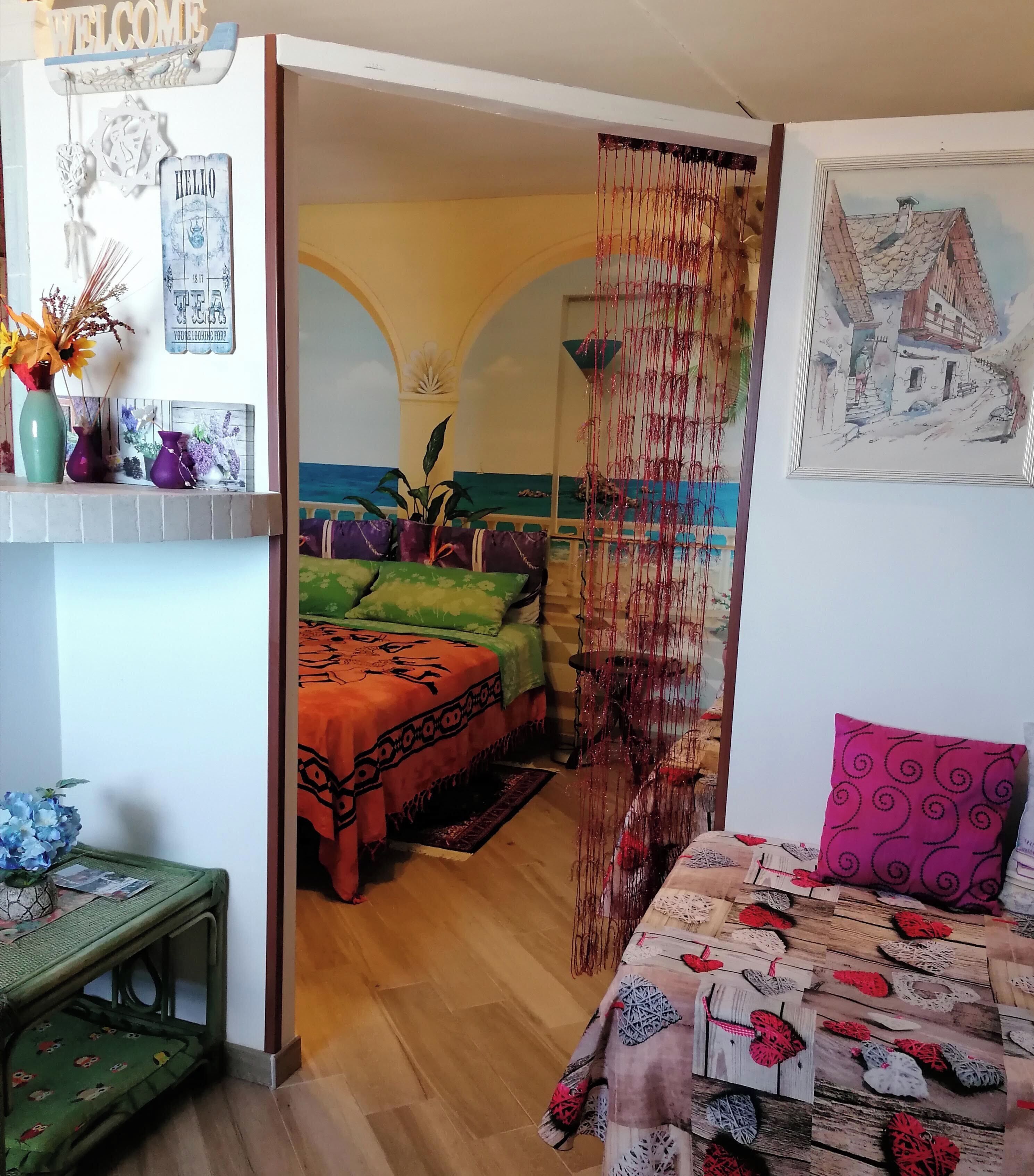 Une pièce confortable avec un lit, une petite table et un mur décoratif.