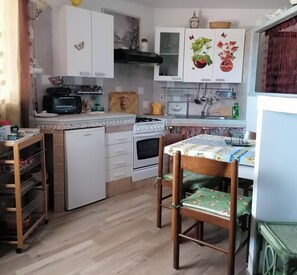 Studio, Multiple Beds | Private kitchen | Fridge, oven, cookware/dishes/utensils