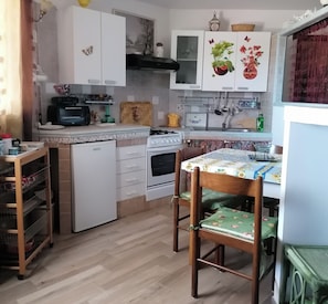 Studio, Multiple Beds | Private kitchen | Fridge, oven, cookware/dishes/utensils
