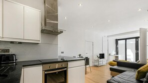 Studio, 1 keskisuuri parisänky ja vuodesohva | Yksityinen keittiö | Jääkaappi, mikroaaltouuni, uuni, liesi