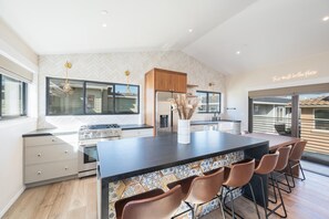 Refrigerador, microondas, horno, placa de cocina