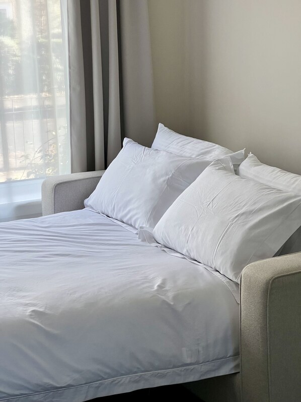 1 bedroom, iron/ironing board, WiFi, bed sheets - 15 min to City Center! Cozy flat in house. (Edinburgh)