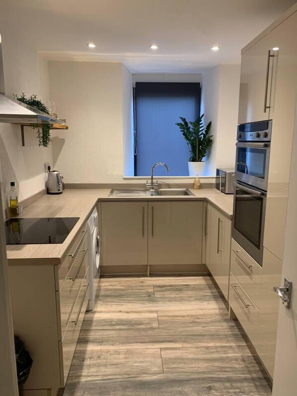 Refrigerador, microondas, horno, placa de cocina