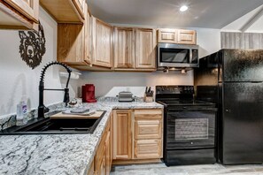 Fridge, microwave, oven, stovetop - Asgard Resort- Thor`s Cabin (Drake)