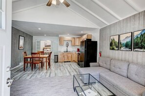 Smart TV, DVD player - Asgard Resort- Thor`s Cabin (Drake)