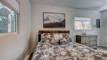 1 bedroom, travel cot, WiFi, bed sheets