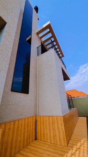 Exterior - Spacious 4-Bedroom Oasis with Rooftop View - Near Kigali Airport & City Center (Kigali)