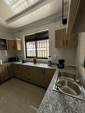 Fridge, microwave, oven, stovetop - Spacious 4-Bedroom Oasis with Rooftop View - Near Kigali Airport & City Center (Kigali)