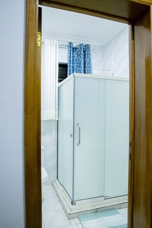 Hair dryer, towels, toilet paper - Spacious 4-Bedroom Oasis with Rooftop View - Near Kigali Airport & City Center (Kigali)