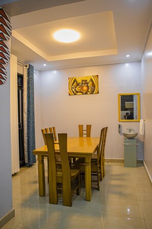 Dining - Spacious 4-Bedroom Oasis with Rooftop View - Near Kigali Airport & City Center (Kigali)